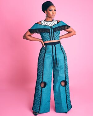 Osas Ighodaro Instagram - 💙 Good looks fade but a good heart keeps you beautiful forever.💙

Photography | @photogirlnaija 
Outfit | @dna_byiconicinvanity 
Makeup | @dorannebeauty
Hair | @touchofibee 

#fashion #NigerianFashion #OsasIghodaro #GodisGood 💙