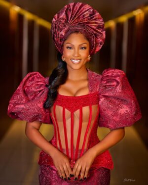 Osas Ighodaro Instagram - 💜 About this weekend … Absolute Beautiful time celebrating my darling boo @andrea.oi and her hubby Eghosa! Congratulations!! Congratulations!! 

The celebration was like no other and the venue was like a magical dream! Everything was so beautiful! I’m so happy for you both and as an honorary Iyamah sister, lol, it was beautiful to celebrate you both! 

Congratulations once again & May God bless your union! XoxoxO 💐💜💐

Outfit | @veekeejames_official
Makeup |  @lokengoo
Hair | @touchofibee
Gele | @chygele 
Photography | @officialphotofreak 

#FortheLoveofEden #AndreaIyamah #wedding #blessed 💐