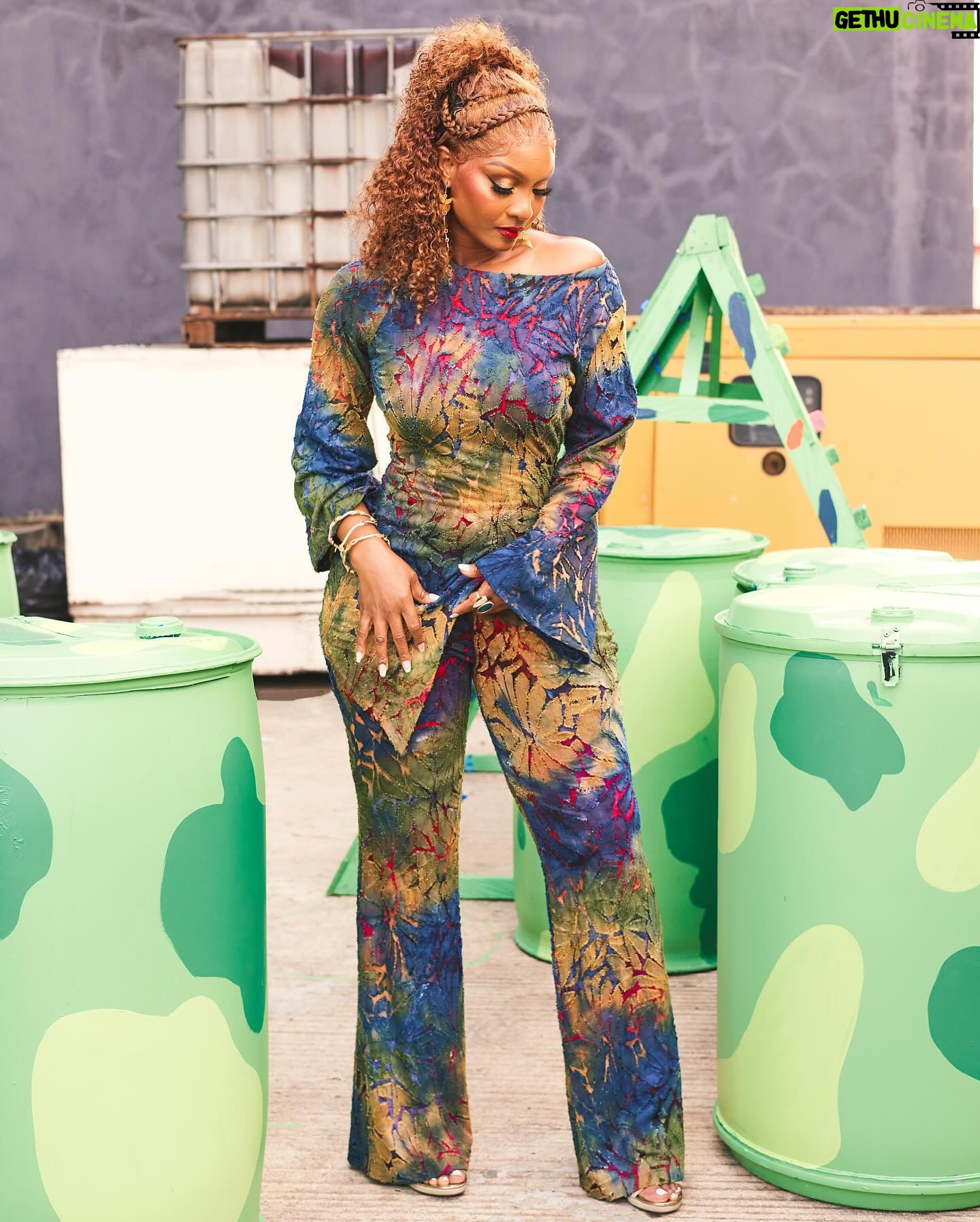 Osas Ighodaro Instagram - Vibing …. w/ ‘Overall Best’ 💙❤️💛 📸 | @photogirlnaija 💄 | @t.alamodebeauty 💇🏾♀️ | @touchofibee 👗 | @mosesebite 🎤 | @africamagic ‘Overall Best’ #OsasIghodaro #AMOverallBest #Host #vibes #blessed 💥