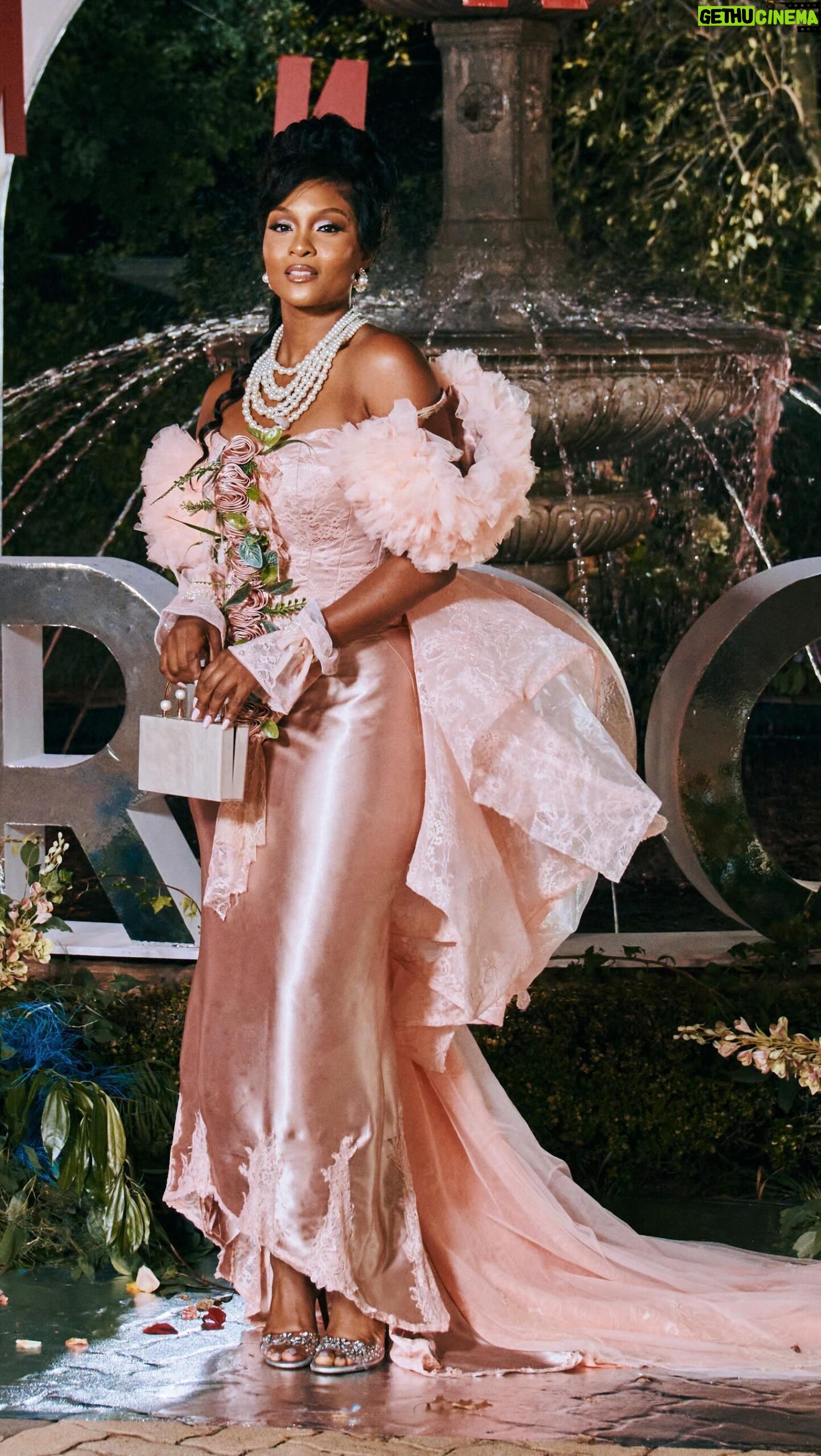 Osas Ighodaro Instagram - 🌷✨ Beautiful time! Thanks for having me ✨🌷 #BridgertonNetflix #Bridgerton3 #Premiere 👗 | @xtrabrideslagos ✨ | @_emmanuelgoodnews 💄 | @swaazi_makeup_artist 💇🏾♀️ | @bernardsmiless 🎥 | @bellanaija #BridgertonS3 #Netflix #Premiere #actor #blessed 🌷✨