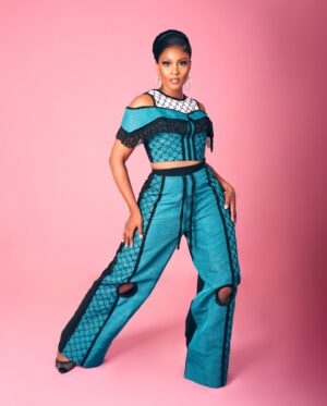 Osas Ighodaro Instagram - 💙 Good looks fade but a good heart keeps you beautiful forever.💙

Photography | @photogirlnaija 
Outfit | @dna_byiconicinvanity 
Makeup | @dorannebeauty
Hair | @touchofibee 

#fashion #NigerianFashion #OsasIghodaro #GodisGood 💙