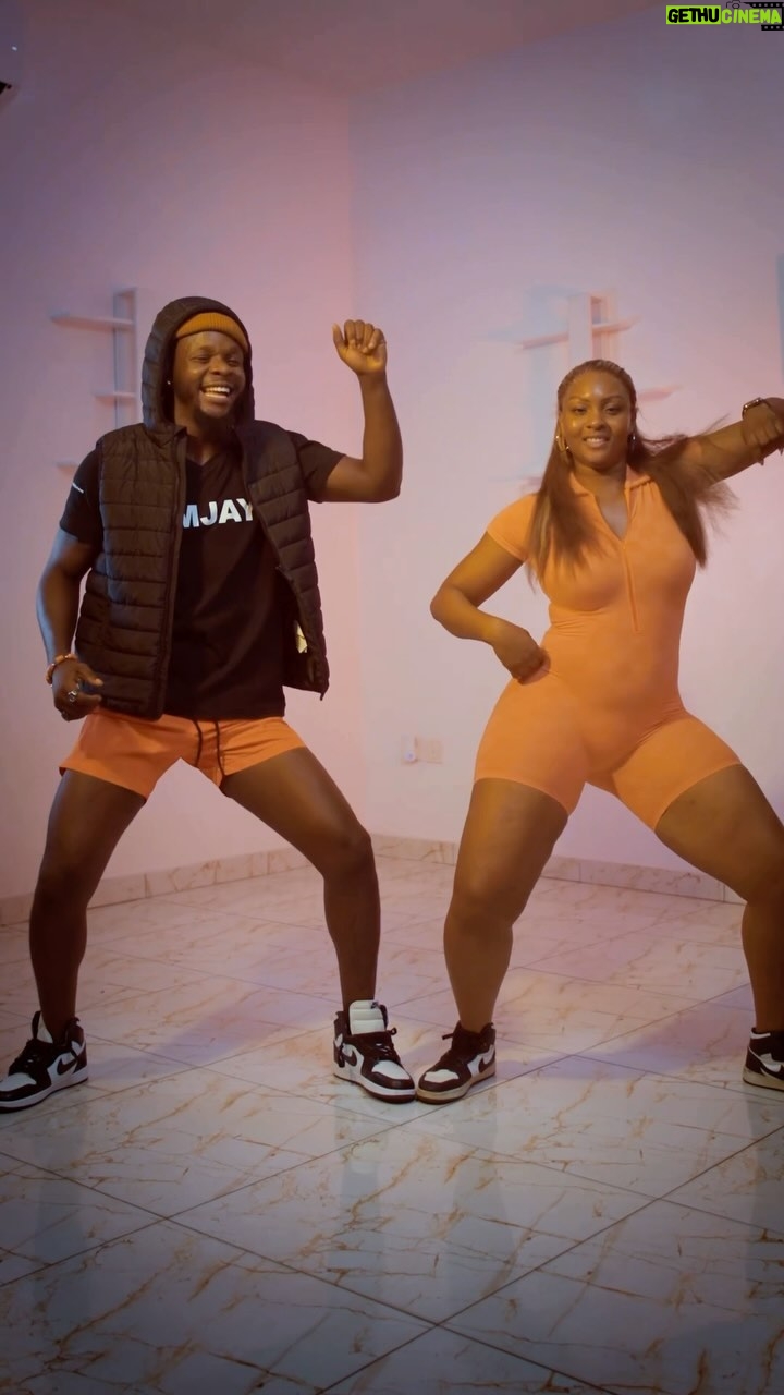 Osas Ighodaro Instagram - 🧡 Happiness is Free 🧡 Happy New Month beautiful people! 💃🏽🕺🏿| @officialosas x @iamitom 🎶🎤| ‘Bokoko’ - Roga Roga & Extra Musical ✨To edit like @iamitom , check the link in his bio✨ #Bokoko #dance #goodtime #frankitom #OsasIghodaro #bless ✨🧡