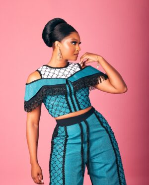 Osas Ighodaro Instagram - 💙 Good looks fade but a good heart keeps you beautiful forever.💙

Photography | @photogirlnaija 
Outfit | @dna_byiconicinvanity 
Makeup | @dorannebeauty
Hair | @touchofibee 

#fashion #NigerianFashion #OsasIghodaro #GodisGood 💙