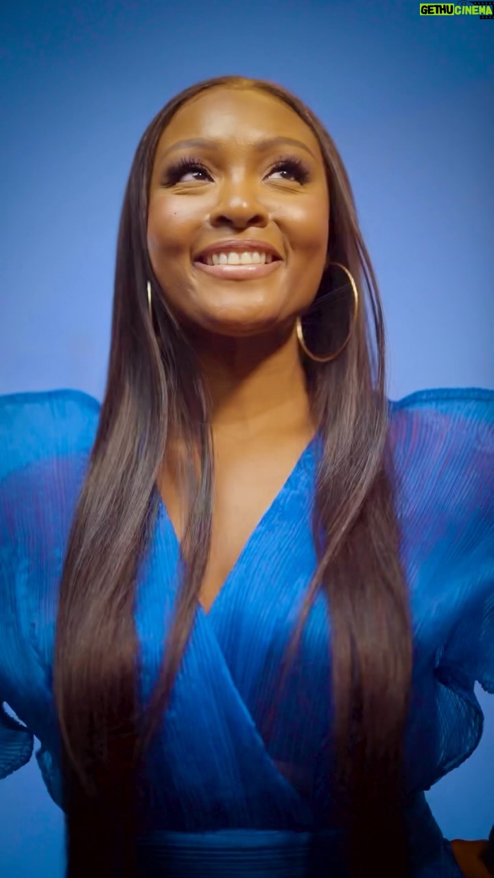 Osas Ighodaro Instagram - π feeling Bubbly, Bouncy & Blessed in Blue π Happy Weekend beautiful people π π₯ | @iamitom π | @zephansandco π | @dorannebeauty β¨To edit like @iamitom , check the link in his bioβ¨ #OsasIghodaro #blessed #transitions #grateful π