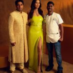 Padma Lakshmi Instagram - What an honor to be recognized by my Asian peers with the Gold Legend award. This night felt surreal! What a coup to work with @chef.vijayakumar to serve our home cooking at such a wonderful fancy gala. Rather than the regular meat and potatoes we had idlis and sambar to start, and for the main we served meen moilee with basmati rice. Simple, elegant and so delicious. The curry leaves from the whole dinner were from my stepdad ’s farm @prasads_curry_leaf. Growing up, I wish I had had something like Gold House. I have always felt like I had to translate who I was and explain my culture. And that can sometimes feel lonely. But I don’t feel that anymore, I feel like Gold House has given me the community I’ve always longed for. A special thank you to @cartier and @cinqasept for my gorgeous jewels and dress. I’m humbled and honored to be a part of @goldhouseco and to have finally found my squad! @kimchi_chic @goldhouseco @alokvmenon @bingchen @chef.vijayakumar @rupikaur_ @poornagraphy @chefmelissaking @cartier Photos by: Jon Kopalof Rodin Eckenroth Tommaso Boddi @kanyaiwana