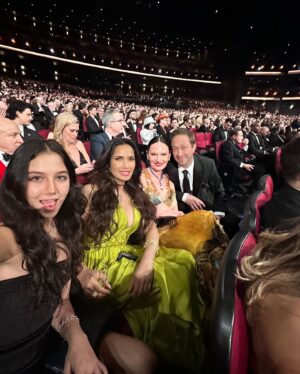 Padma Lakshmi Instagram - A casual girls night with #littlehands😂
It was so great to spend this Primetime Emmys with old friends and new. 

#emmys #redcarpet #motherdaughter #awardseason
