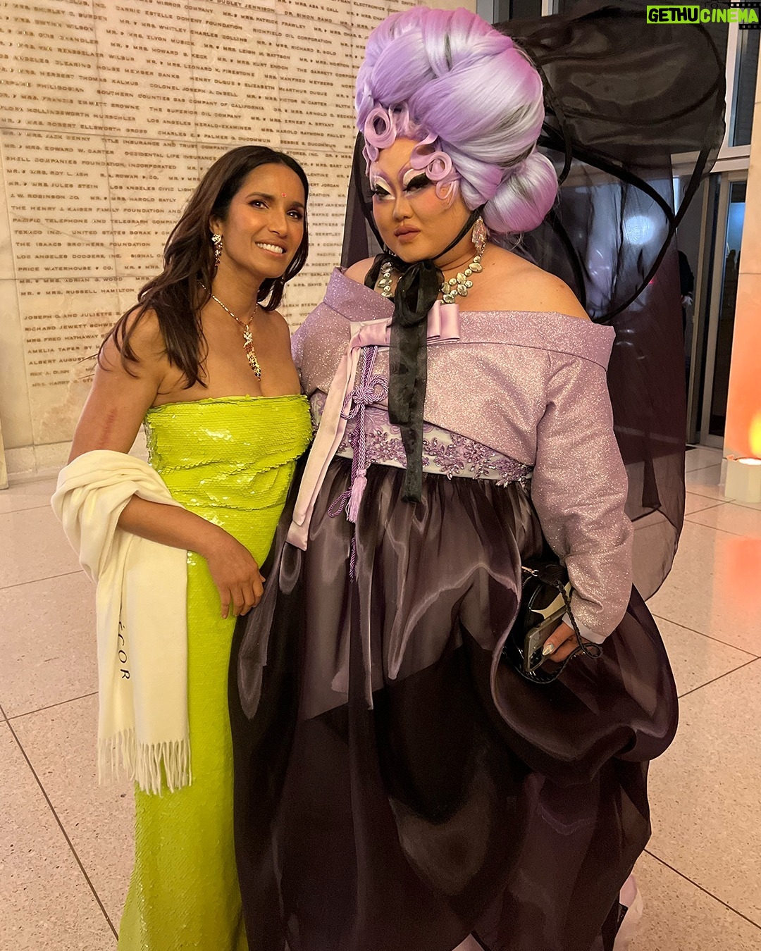 Padma Lakshmi Instagram - What an honor to be recognized by my Asian peers with the Gold Legend award. This night felt surreal! What a coup to work with @chef.vijayakumar to serve our home cooking at such a wonderful fancy gala. Rather than the regular meat and potatoes we had idlis and sambar to start, and for the main we served meen moilee with basmati rice. Simple, elegant and so delicious. The curry leaves from the whole dinner were from my stepdad ’s farm @prasads_curry_leaf. Growing up, I wish I had had something like Gold House. I have always felt like I had to translate who I was and explain my culture. And that can sometimes feel lonely. But I don’t feel that anymore, I feel like Gold House has given me the community I’ve always longed for. A special thank you to @cartier and @cinqasept for my gorgeous jewels and dress. I’m humbled and honored to be a part of @goldhouseco and to have finally found my squad! @kimchi_chic @goldhouseco @alokvmenon @bingchen @chef.vijayakumar @rupikaur_ @poornagraphy @chefmelissaking @cartier Photos by: Jon Kopalof Rodin Eckenroth Tommaso Boddi @kanyaiwana