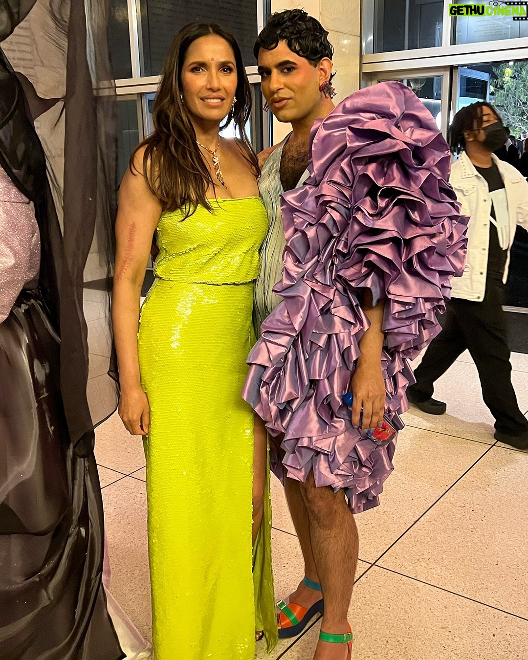 Padma Lakshmi Instagram - What an honor to be recognized by my Asian peers with the Gold Legend award. This night felt surreal! What a coup to work with @chef.vijayakumar to serve our home cooking at such a wonderful fancy gala. Rather than the regular meat and potatoes we had idlis and sambar to start, and for the main we served meen moilee with basmati rice. Simple, elegant and so delicious. The curry leaves from the whole dinner were from my stepdad ’s farm @prasads_curry_leaf. Growing up, I wish I had had something like Gold House. I have always felt like I had to translate who I was and explain my culture. And that can sometimes feel lonely. But I don’t feel that anymore, I feel like Gold House has given me the community I’ve always longed for. A special thank you to @cartier and @cinqasept for my gorgeous jewels and dress. I’m humbled and honored to be a part of @goldhouseco and to have finally found my squad! @kimchi_chic @goldhouseco @alokvmenon @bingchen @chef.vijayakumar @rupikaur_ @poornagraphy @chefmelissaking @cartier Photos by: Jon Kopalof Rodin Eckenroth Tommaso Boddi @kanyaiwana