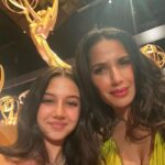 Padma Lakshmi Instagram – A casual girls night with #littlehands😂
It was so great to spend this Primetime Emmys with old friends and new. 

#emmys #redcarpet #motherdaughter #awardseason