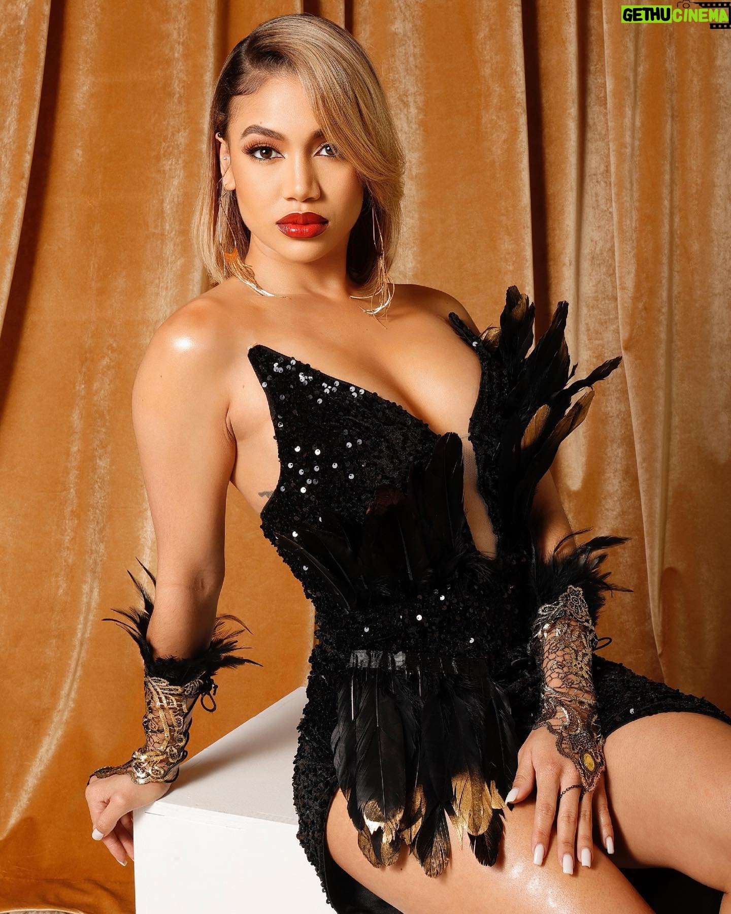 Paige Hurd Instagram - well hi, My first (ever) Cover for @compulsivemagazine is on stands today ! 🖤 Cover Team @___autumnrayne @arnoldshoots
@iamsoleb
@bless4lessboutique @angiehairstyles
@glaramakeup @cmaent