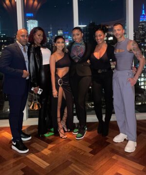 Paige Hurd Instagram - 🖤🖤
.
.
the team: @gracespann @ellevee_ @_beautycrazed_