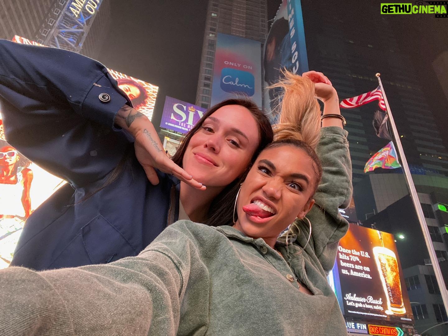 Paige Hurd Instagram - happy birthday to my sista. I love you so very much, I can never thank God enough for blessing me with such a best friend. Iβve always prayed for a long life friend and Iβm glad he chose you! π₯Ί fattys for life. π©π»βπ€βπ©π½ π₯