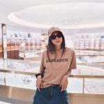 Pakkaramai Potranan Instagram - มาเลือกซื้อแว่นกันแดดที่ @bettervisionprestige ในเครือหอแว่นค่ะ สถานที่สวยกว้างขวาง (ถ่ายรูปสวยมาก) พนักงานใส่ใจบริการดีสุดๆ ไว้มาใหม่นะคะ 🤩🤩 📌เชิญมาสัมผัสประสบการณ์ศูนย์ดูแลดวงตาสุด Luxury กับทีมผู้เชี่ยวชาญแบบตองได้ที่ Bettter Vision Prestige ศูนย์การค้า Erawan Bangkok ชั้น 4 เปิดบริการทุกวัน: 10.00-20.00 สอบถามและจองคิวล่วงหน้าได้ที่ Line: @btvprestige Tel: 063-851-8322 #BetterVisionPrestige #BVAX