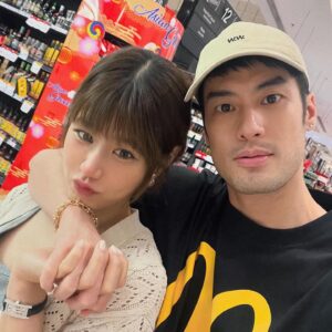 Pakorn Chatborirak Instagram - ก็คือลองเลียนแบบท่าเดินกอดคอเขาดู 

แต่ก็คือ หน้าตาไม่ได้เขาทั้งคู่เลยซักนิดนึง 😌😌😌

แฮอินอ่า~~~~~~~~~~🥹🥹🥹