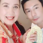 Pakorn Lam Instagram - ลงรูปย้อนหลังวันแม่ ในวันแม่ผมได้ขับรถเดินทางไปหาคุณแม่ ที่ปัจจุบันพักอาศัยอยู่ที่ปากช่อง ก่อนออกบ้านก็ติดไม้ติดมือเอาพวงมาลัย ดอกมะลิ เตรียมจะไปไหว้คุณแม่ เราสองคน ตกลงกันว่าเราจะไปเปลี่ยนบรรยากาศเที่ยวกันที่เขาใหญ่ผลออกมาก็แฮปปี้ทั้งคุณแม่คุณลูกอย่างที่เห็นในภาพ