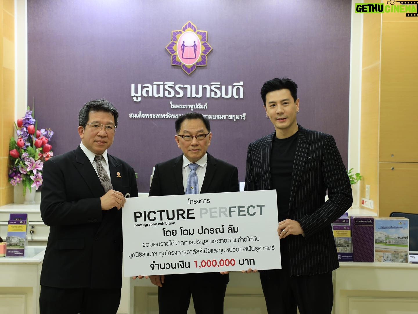 Pakorn Lam Instagram - เมื่อช่วงก่อนเกิดการแพร่ระบาดของโควิดไม่นาน ผมได้เกิดไอเดียผุดโปรเจค Picture Perfect ขึ้นมาซึ่งถือว่าเป็นโปรเจค Non profit แบบเพียวๆ แบบไม่มีหักค่าใช้จ่ายใดๆ สืบเนื่องมาจากตัวผมเองมีความสนิทสนม ใกล้ชิดกับมูลนิธิโรงพยาบาลรามาธิบดี จึงทราบข้อมูลเกี่ยวกับน้องๆ ผู้ป่วยโรค ธารัสซีเมีย ที่อยู่ในมูนิธิ ซึ่งมีความต้องการกำลังทรัพย์ซึ่งเป็นปัจจัยหลักของการรักสาโรคธาลัสซีเมีย ซึ่งมีค่าใช้จ่ายสูงมาก PIcture Perfect เป็นโปรเจคการถ่าย บุคคลที่มีชื่อเสียงในวงการ ถ่ายภาพด้วยกล้องโบราณแบบ Lage Format อัดขยายเป็นภาพขาวดำขนาดไซด์ A2 โดยที่รูปภาพเหล่านั้นจะมีแค่ชิ้นเดียวในโลกไม่มีการทำซ้ำทำเพิ่ม และนำออกจากนิทรรศการบริเวณชั้น 2 ของศูนย์การค้า Emquatire เผื่อเปิดการประมูล แนะนำรายได้ทั้งหมดมอบให้กับมูนิธิรามาธิบดีเพื่อผู้ป่วยโรคธาลัสซีเมีย จากไอเดียเหล่านั้น ทำให้ผมได้รับการช่วยเหลือจากพี่น้องศิลปิน ผู้มีชื่อเสียง มีแฟนคลับมากมาย ในวงการ ทุกท่านเป็นอย่างดี ร่วมถึงบริษัท Canon ประเทศไทย ที่ พอทราบเรื่องของผมที่จะทำโปรเจคนี้ก็เข้ามาให้การสนับสนุนตลอดทั้งโปรเจค 🙏🏻 ตลอดทั้งครูบาอาจารย์ที่เคารพในวงการถ่ายภาพ ซึ่งให้ความช่วยเหลือ ทั้งคำแนะนำในเรื่องเทคนิคต่างๆ🙏🏻 จนเกิดเป็นผลงานเหล่านี้ขึ้นและทำให้เกิดผลลัพธ์คือการสร้างยอดประมูลถึง 1,000,000 บาท และส่งมอบเพื่อช่วยเหลือน้องๆผู้ป่วยโรคธาลัสซีเมีย และในปีหน้า ผมคิดจะนำโปรเจ็ค Picture Perfect นี้กลับมาทำอีกครั้ง ร่วมกับมูนิธิโรงพยาบาลรามาธิบดี และผมอยากให้ทุกคนได้มีส่วนร่วม อยากให้ทุกคนติดตามรายละเอียดต่อไปว่า Concept เรื่องราวและการเดินทางของโปรเจค Picture Perfect ครั้งที่ 2 จะเป็นอย่างไร #pictureperfect