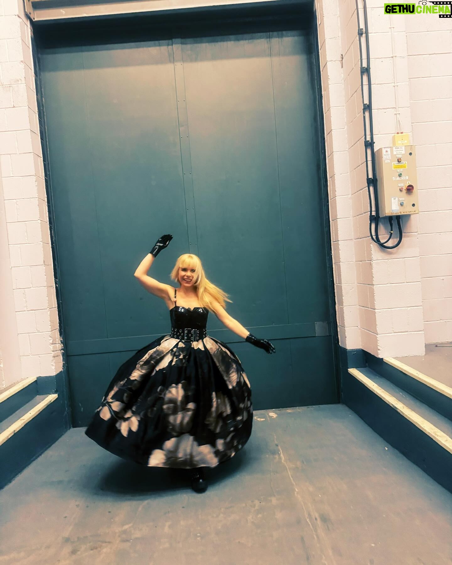 Paloma Faith Instagram - Can you all tell that I am having the time of my life on this tour ? Thank you Glasgow, you were incredible Hair by @eamonnhughes Styling @phoebearnold Wearing @lindafarrow, @paulcostelloeofficial, @atsukokudolatex, @egoofficial, @maggiecooke53