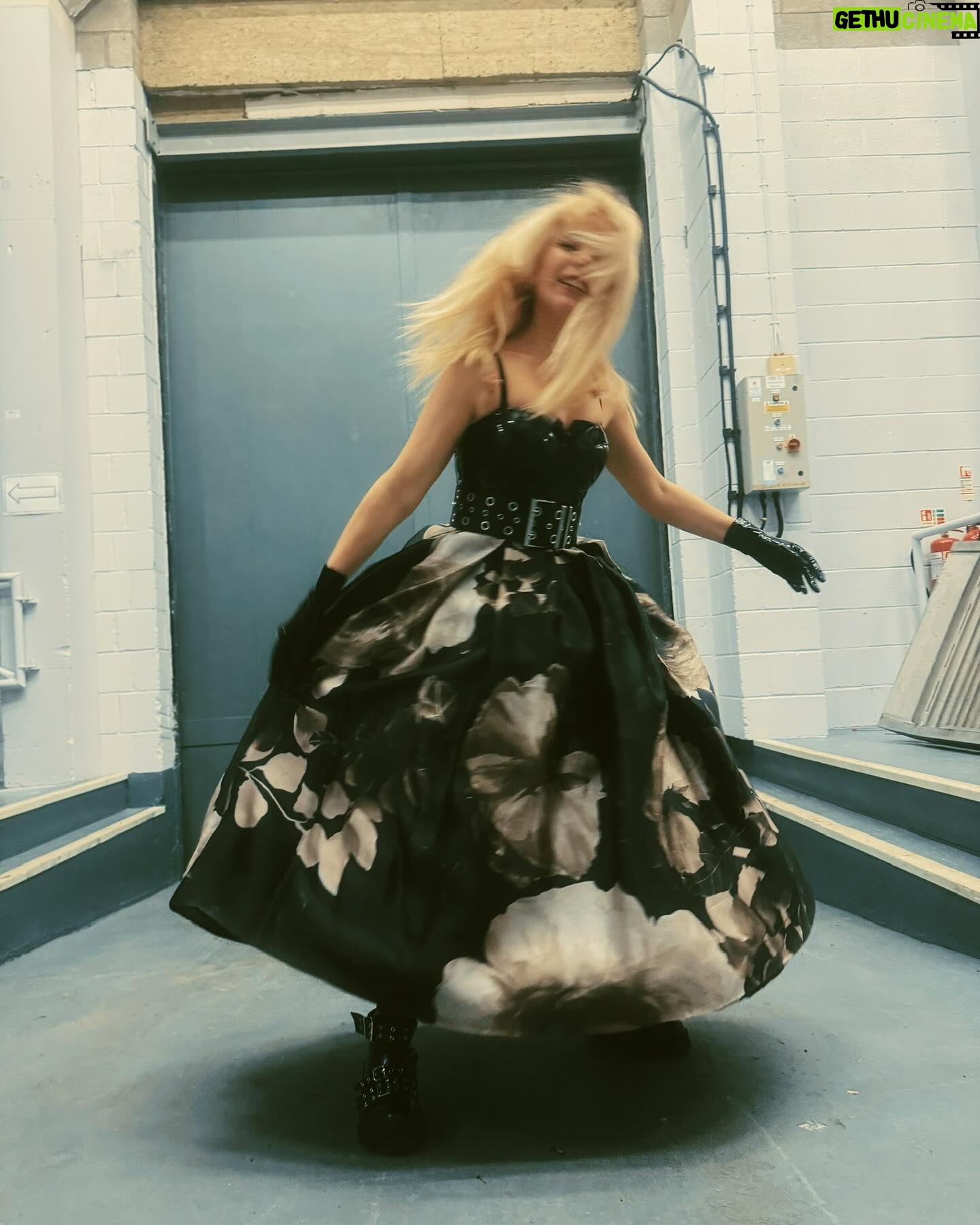 Paloma Faith Instagram - Can you all tell that I am having the time of my life on this tour ? Thank you Glasgow, you were incredible Hair by @eamonnhughes Styling @phoebearnold Wearing @lindafarrow, @paulcostelloeofficial, @atsukokudolatex, @egoofficial, @maggiecooke53