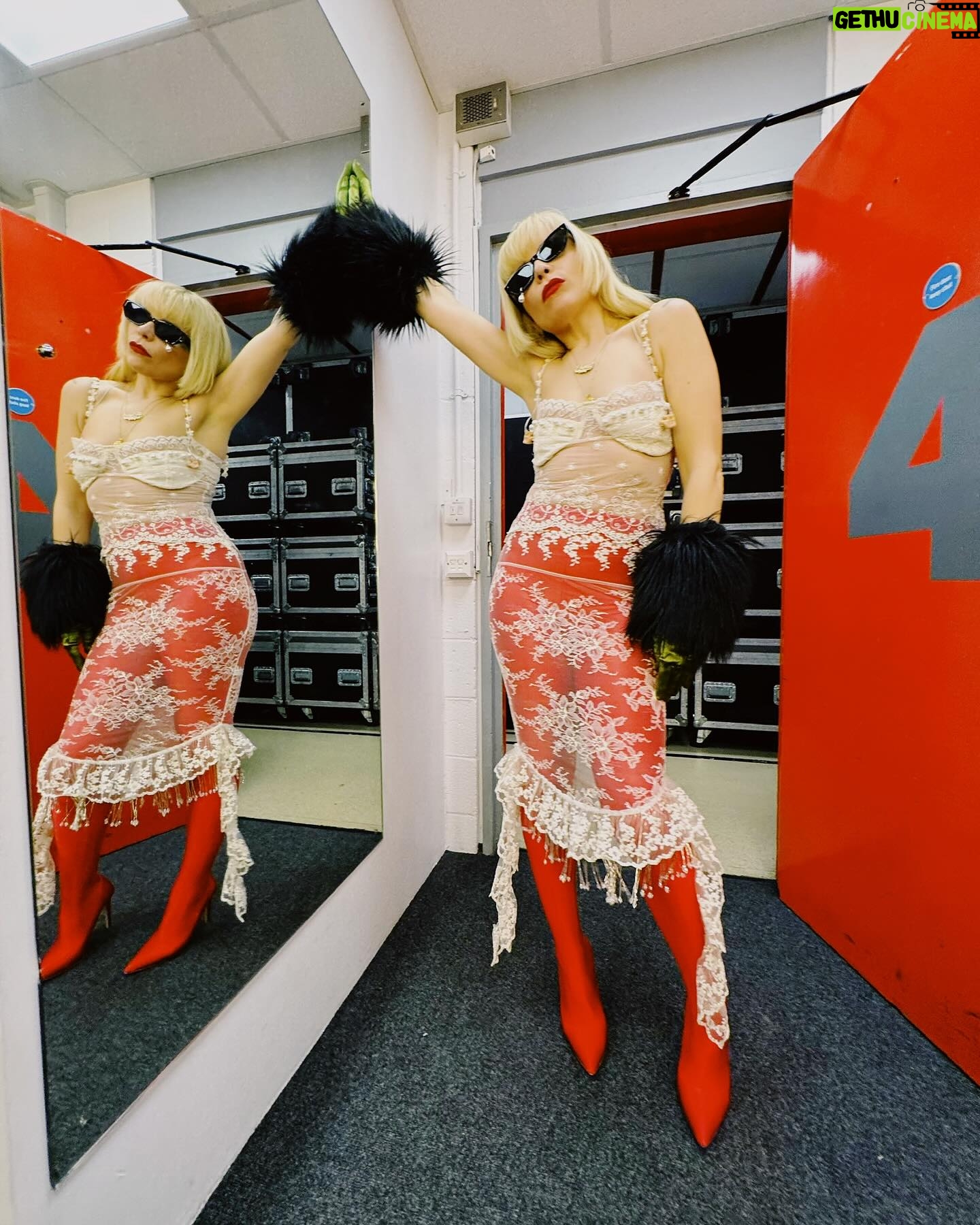 Paloma Faith Instagram - One Show Down 5673 to go! Reading you were amazing... ❤️ Hair by @eamonnhughes Styling by @phoebearnold Wearing @davidkomalondon, @atsukokudolatex, @atelierbordelle , @younvzs_official , @gucci, @magdabutrym @maison_kimhekim @cest_jeanne