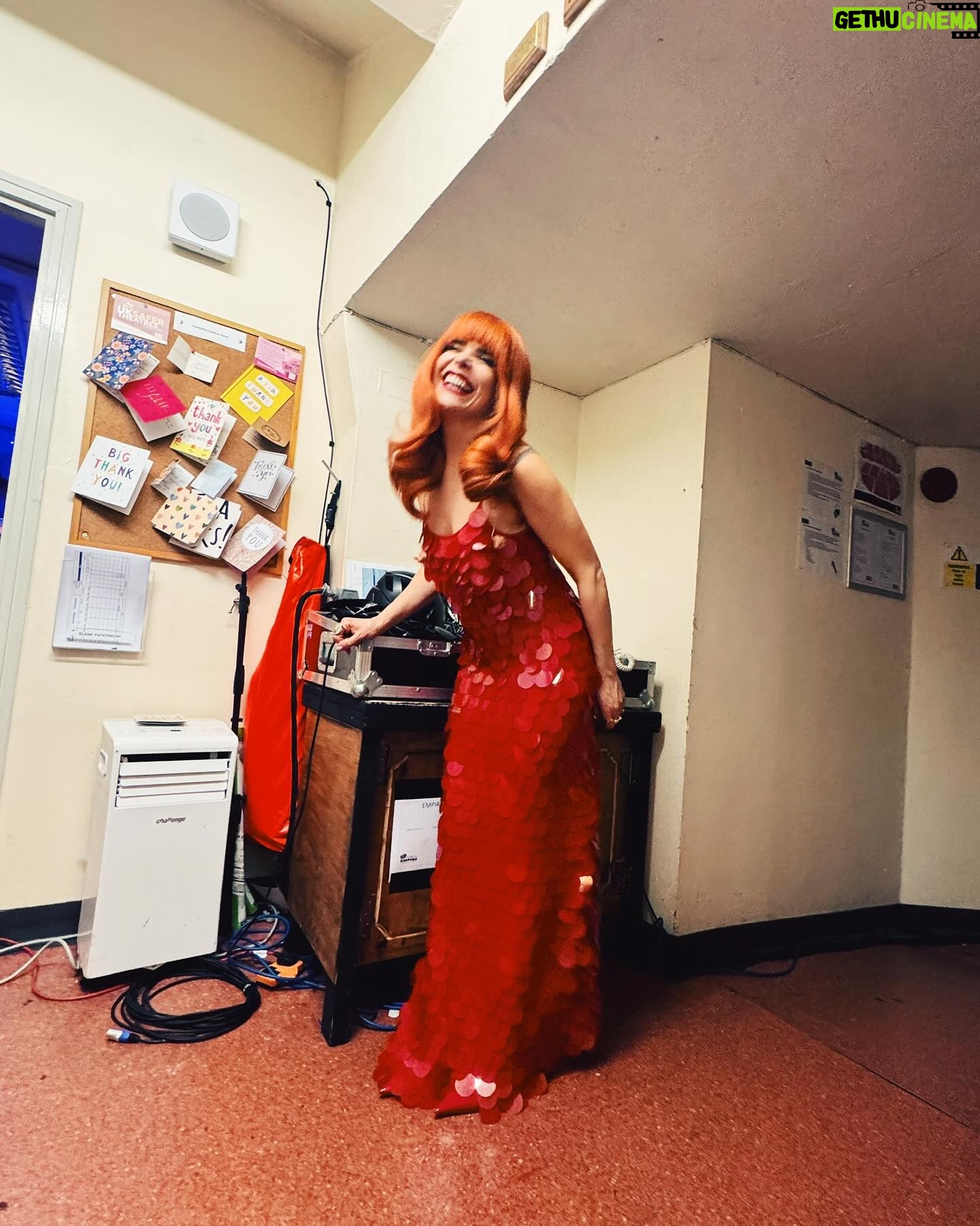 Paloma Faith Instagram - My band are the absolute best ! And Liverpool you were freaking amazing ! Hair @eamonnhughes Styling @phoebearnold Wearing @fleetilya @normakamali @lindafarrow @selezzalondon @casadeiofficial