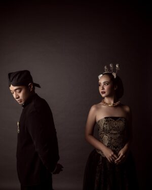 Pamela Bowie Instagram - Unity in Diversity 🤍

Styled by @astecat
Photo by @hakimsatriyo 
Pam’s Attire by @gheafashionstudio 
Armand’s Attire by @kratonworld 
Accessories by @subengklasik 
Makeup by @winnieneuman 
Hairstylist @thereal.ekahair