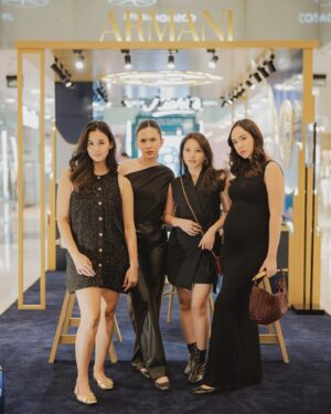Pamela Bowie Instagram - Visiting @armanibeauty Pop-Up store at Grand Indonesia Skybridge and get Special Gift Set for myself and my loved ones to celebrate and cherish Ramadhan!🕊️
#ArmaniBeautyID #ArmaniEid