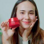Pamela Bowie Instagram - LOOK AT MY BARE SKIN…. lagi suka banget sama kulit muka aku yang sekarang abis rutin 4 minggu terakhir pakai SKII SKINPOWER Advance Cream, ini bener-bener bikin kulit kemerahan, garis halus dan semua masalah kulit after activity kerja diluar yang ga karuan, akhirnya bisa samar dan balikin kulit sehat idaman aku 😍 You have try this dan rekomend banget buat kita-kita yang udah ga muda lagi ya hahahaha #skiipartner #SKII #SKINPOWERAdvanced #SPAC #EverbloomingSkin @skii