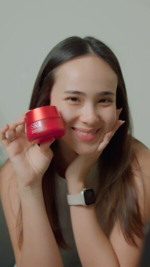 Pamela Bowie Instagram - Have you guys heard of AT-0? AT-0 itu yang bikin muka kita jadi kemerahan, kering, dan bikin ada tanda2 penuaan. Munculnya AT-0 ini dikarenakan daily stressors aku seperti sering terkena paparan sinar matahari dan cuaca yang panas bgt. 

Did you also know that skin aging happens as early as your 20s?! BUT I have my go-to cream that can help reduce AT-0 on my face, and that is none other than SK-II SKINPOWER Advanced Cream. Definitely a holy grail for me setelah 4 minggu pemakaian, kulitku terasa jadi lebih kencang dan kenyal!

@skii #skiipartner #SKII #SKINPOWERAdvanced #SPAC #EverbloomingSkin