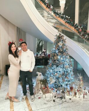 Pamela Bowie Instagram - Merry Christmas everyone! Our family is growing by two tiny feet! Wishing you a joyful holiday season filled with peace and love 🤍🎄👶🏻