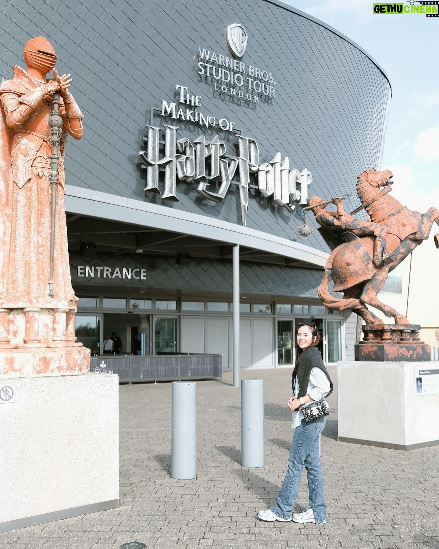 Pamela Bowie Instagram - Short trip to Hogwarts 🏰🪄✨
