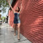 Pamela David Instagram – #felizdiaparanosotras honestamente me siento orgullosa y bendecida de serlo. Honro y agradezco a mis bisabuelas, a mis abuelas, a mi madre, a mis ancestras quienes se entregaron a la vida, a quienes nadie celebró por construir la historia. Que tengan una hermosa noche y disfruten un fin de semana con buena salud.  #lookdeviernes @nonosaizoficial @nonosaiz @nacha_gama #accesorios @theurbanconcept 
#pelolacio #makeup #moda @nacha_gama