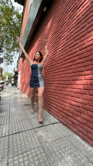 Pamela David Instagram - #felizdiaparanosotras honestamente me siento orgullosa y bendecida de serlo. Honro y agradezco a mis bisabuelas, a mis abuelas, a mi madre, a mis ancestras quienes se entregaron a la vida, a quienes nadie celebró por construir la historia. Que tengan una hermosa noche y disfruten un fin de semana con buena salud.  #lookdeviernes @nonosaizoficial @nonosaiz @nacha_gama #accesorios @theurbanconcept 
#pelolacio #makeup #moda @nacha_gama