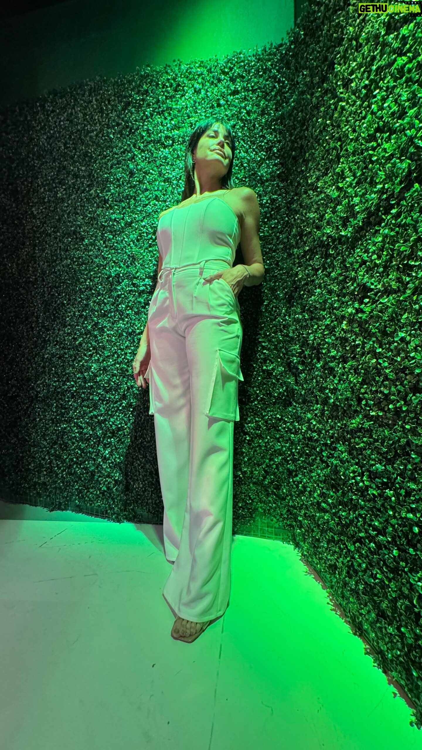 Pamela David Instagram - Terminando la semana súper bomba 💣💣💣💣 este conjunto que se pasa de bueno es de @veronicafarmoda gx @roxanagrinbergpr Como siempre #makeup&pelo @nacha_gama les deseo un hermoso fin de semana. 🥳🥳🥳