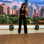 Pamela David Instagram - #lookazo de #viernes para #desayunoamericano 💣💣💣 @veronicafarmoda 💣💣💣💣 #choker @basilia_accesorios # #boots 👢👢 @saveriodiricci #milook #lookazo #tendencia #moda #makeup #pelo @nacha_gama #asesoramiendodeimagen #style @maiteirazu Qué le pasaba señora que estaba con lentes de sol en el estudio??? 🤣😂😂 #sunglasses #amo #modernos @teresacalandraanteojos