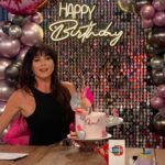 Pamela David Instagram - Simplemente antes que termine la semana quiero agradecer a muchas personas que para sorprenderme por mi cumple trabajaron y con mucho amor ♥️ una de ellas es @holemanpaola productora de @desayunook que contactó a @claudiaaresok que es lo mejor que te puede pasar si tenes un festejo… si! Ella te resuelve y se ocupa de todo, ella acompañada de hermosas personas que aman lo que hacen GRACIAS!!!!! #AMBIENTACION @claudiaaresok #GLOBOS @lopcotillon #FONDOSHIMMER @balloons.popp #TORTA @tortasumma #CHOCOLATES @hedonistchocolate