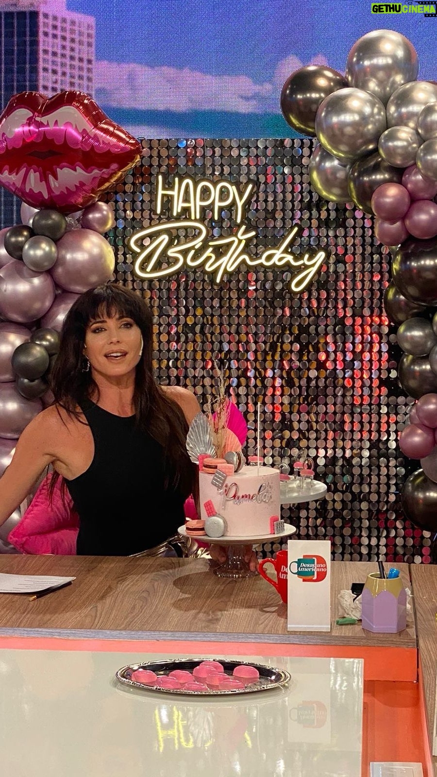 Pamela David Instagram - Simplemente antes que termine la semana quiero agradecer a muchas personas que para sorprenderme por mi cumple trabajaron y con mucho amor ♥️ una de ellas es @holemanpaola productora de @desayunook que contactó a @claudiaaresok que es lo mejor que te puede pasar si tenes un festejo… si! Ella te resuelve y se ocupa de todo, ella acompañada de hermosas personas que aman lo que hacen GRACIAS!!!!! #AMBIENTACION @claudiaaresok #GLOBOS @lopcotillon #FONDOSHIMMER @balloons.popp #TORTA @tortasumma #CHOCOLATES @hedonistchocolate