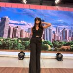 Pamela David Instagram - #lookazo de #viernes para #desayunoamericano 💣💣💣 @veronicafarmoda 💣💣💣💣 #choker @basilia_accesorios # #boots 👢👢 @saveriodiricci #milook #lookazo #tendencia #moda #makeup #pelo @nacha_gama #asesoramiendodeimagen #style @maiteirazu Qué le pasaba señora que estaba con lentes de sol en el estudio??? 🤣😂😂 #sunglasses #amo #modernos @teresacalandraanteojos