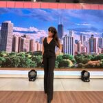 Pamela David Instagram - #lookazo de #viernes para #desayunoamericano 💣💣💣 @veronicafarmoda 💣💣💣💣 #choker @basilia_accesorios # #boots 👢👢 @saveriodiricci #milook #lookazo #tendencia #moda #makeup #pelo @nacha_gama #asesoramiendodeimagen #style @maiteirazu Qué le pasaba señora que estaba con lentes de sol en el estudio??? 🤣😂😂 #sunglasses #amo #modernos @teresacalandraanteojos