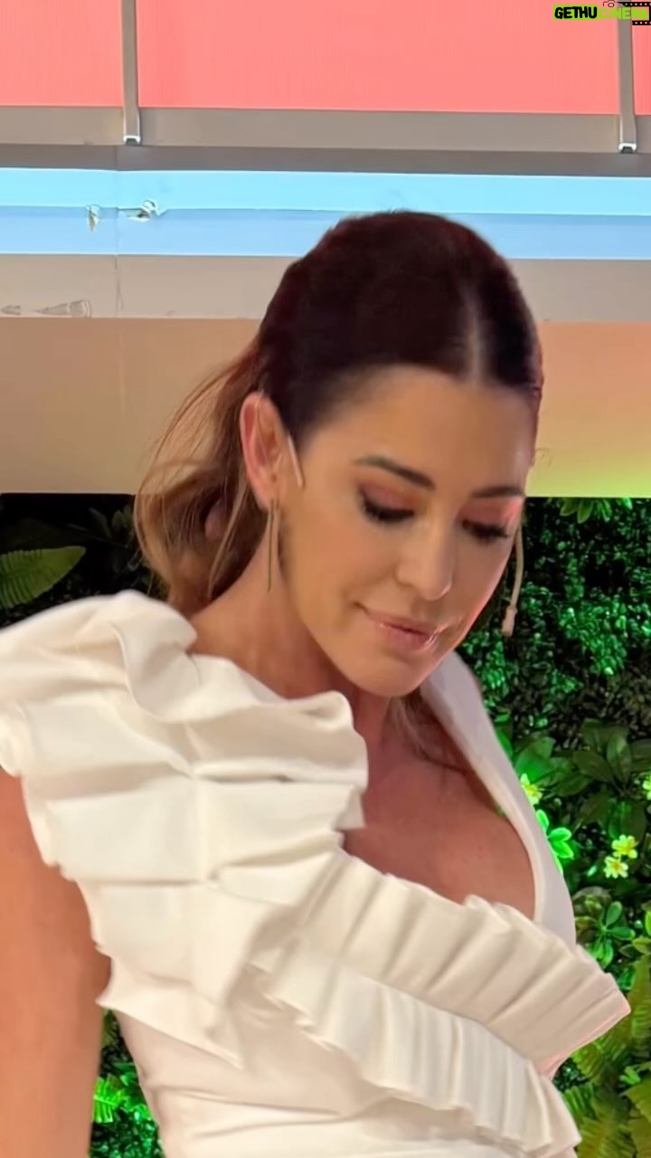 Pamela David Instagram - Dos de mis look fav de @heidi.clair marca que me fascina 😍 cual de los dos es el que te gusta más? 1) El de hoy, #mono #offwhite mono blanco impecableeee. 2) #mono #canchero #cargo #igualmentesexy Difícil tarea la de elegir x uno… #teleo @nacha_gama -#makeup #peinado #vesturio #filmmaker 🥰