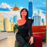 Pamela David Instagram - Toda la semana de look en @desayunook ♥️Lunes: outfit Mio 🤣😂 y botitas divinas de @saveriodiricci ♥️Martes: Mono overol símil cuero colorado de @melocotonstyle ♥️Miércoles: Mono maravilloso de @veronicafarmoda #brazalete @basilia_accesorios ♥️Jueves: la rompió toda la campera dorada de @prussia_moda ♥️Viernes: hablemos de Jean canchero que sacó esta temporada @faustinalora Make Up & pelo @nacha_gama Las trenzas de hoy son obra de @chinalunaok Cuan es tu look favorito?