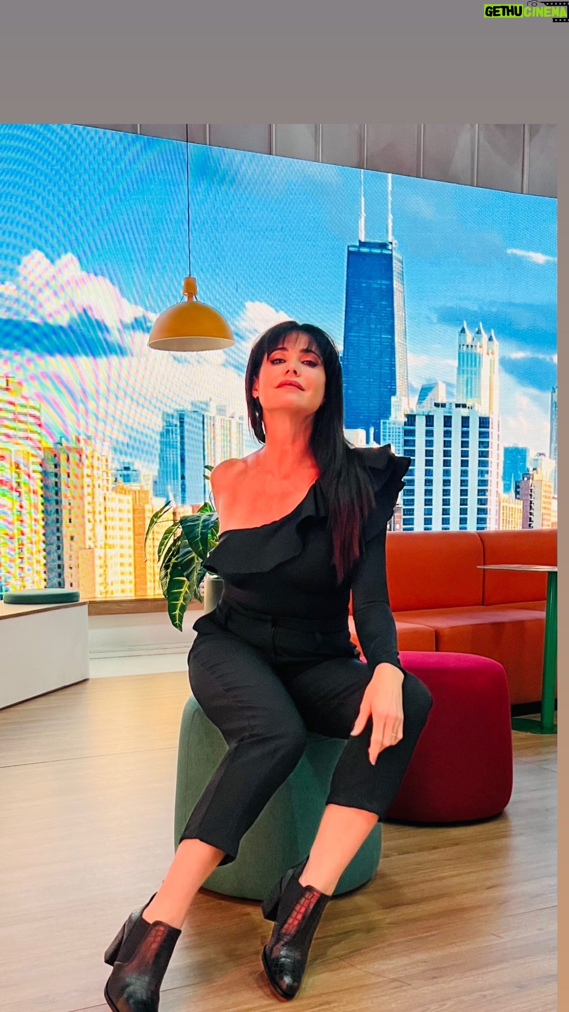 Pamela David Instagram - Toda la semana de look en @desayunook ♥️Lunes: outfit Mio 🤣😂 y botitas divinas de @saveriodiricci ♥️Martes: Mono overol símil cuero colorado de @melocotonstyle ♥️Miércoles: Mono maravilloso de @veronicafarmoda #brazalete @basilia_accesorios ♥️Jueves: la rompió toda la campera dorada de @prussia_moda ♥️Viernes: hablemos de Jean canchero que sacó esta temporada @faustinalora Make Up & pelo @nacha_gama Las trenzas de hoy son obra de @chinalunaok Cuan es tu look favorito?
