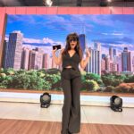 Pamela David Instagram - #lookazo de #viernes para #desayunoamericano 💣💣💣 @veronicafarmoda 💣💣💣💣 #choker @basilia_accesorios # #boots 👢👢 @saveriodiricci #milook #lookazo #tendencia #moda #makeup #pelo @nacha_gama #asesoramiendodeimagen #style @maiteirazu Qué le pasaba señora que estaba con lentes de sol en el estudio??? 🤣😂😂 #sunglasses #amo #modernos @teresacalandraanteojos