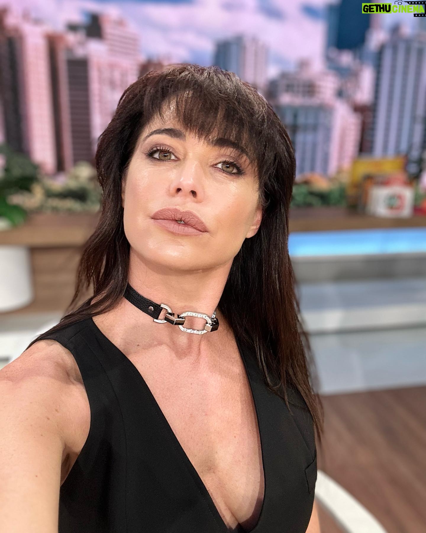 Pamela David Instagram - #lookazo de #viernes para #desayunoamericano π£π£π£ @veronicafarmoda π£π£π£π£ #choker @basilia_accesorios # #boots π’π’ @saveriodiricci #milook #lookazo #tendencia #moda #makeup #pelo @nacha_gama #asesoramiendodeimagen #style @maiteirazu QuΓ© le pasaba seΓ±ora que estaba con lentes de sol en el estudio??? π€£ππ #sunglasses #amo #modernos @teresacalandraanteojos