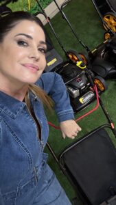 Pamela David Instagram - Me vine a @dibraoficial 🌾 a buscar mi nueva máquina de cortar césped! 🙌🏼 Mirá @marianoiudica !! Estuve con Walter y me explicó cuál es la mejor para mi nueva casita en mi amado Santiago del Estero! ¿Si la voy a usar yo? Mmmm 🤨 me parece que la dejo a cargo de Papá! 🫶🏻