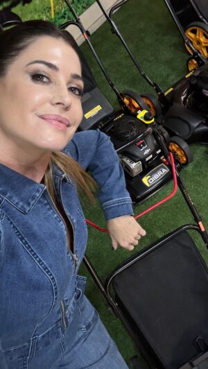 Pamela David Instagram - Me vine a @dibraoficial 🌾 a buscar mi nueva máquina de cortar césped! 🙌🏼

Mirá @marianoiudica !! Estuve con Walter y me explicó cuál es la mejor para mi nueva casita en mi amado Santiago del Estero! 

¿Si la voy a usar yo? Mmmm 🤨 me parece que la dejo a cargo de Papá! 🫶🏻