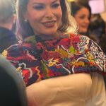 Pamela El Kik Instagram - "نحنا مغمضين عيوننا …. لحديت ما نفتحن! " •• 'كل واحد منا نجم لحد ما يتذكر هالشي .. كلللل واحد منا عندو هدية؛ هالنعمة اللي الله ناعما عكل واحد منّا ولكل واحد قصتو وايمانو بقصتو. •• عمبتكرّم اليوم ببلدي لبنان ومع احترامي لكل ل ل المنابر اللي عمبتلقى منن كل جوايز الحب والتقدير؛ هون منبر مش متل غيرو قصر الاونيسكو اللي هوّي توأم الثقافة بلبنان والعالم بالتعاون مع وزارة الثقافة اللي بيمثلوا ارزة لبنان بإختصار وبامتياز ••• … ماً خلقت بلبنان بالغلظ، وكل الموجودين هون اللي مشرفيني بحضورن؛ دايماً بيسألوني 'لي مش هوليوود بام' بجاوبن ليش مش بيروت؛ مش دير القمر؛ مش جنوب لبنان لشمالو .. لي ما نحنا منجيبن لعنّا؟!!!؟ •• هالتروفي بقدمو لتراب وطني اللي هوي اصلي واصلي بفتخر في. ••• Specıal thanks to my Habıbız 🫶🏼 @shanttavitian @n.tbynour @dimitrislim @tigre.milano ••• 🩷✨🌷