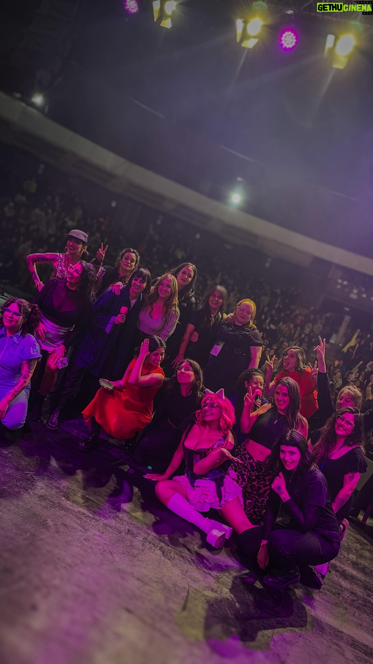 Pamela Leiva Instagram - SOY UNA CONVENCIDA DE QUE LAS MUJERES JUNTAS SOMOS PODEROSAS💜🔥 Por eso fue tan bonito lo que vivimos ayer en el @weonaaa.fest Un espacio para compartir con ustedes, el público y con las colegas comediantas. Gracias por la invitación a mi querida @florde.lotorosa 🩷 y a todas por las risas y los brindis🥂✨.