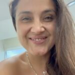 Pamela Leiva Instagram - Siempre me dicen “Que linda sonrisa tienes” y porque los buenos datos se comparten😱. No puedo dejar de contarles cómo me cambió la vida mi querido @drleonelvargas 🦷🩵. Volví a la vida cuando por fin pude rehabilitar mi boca. Era irónico que yo trabajo haciendo reír, no pudiese mostrarme libre y tranquila riéndome ❤️‍🩹. Pero llegó @drleonelvargas y gracias a su profesionalismo ahora me río sin miedo 😁. Los invito a seguirlo, a deslizar y conocer mi antes y después. Gracias Leito por darme la seguridad que necesitaba 🤩.
