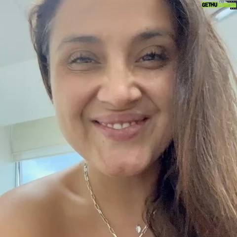 Pamela Leiva Instagram - Siempre me dicen “Que linda sonrisa tienes” y porque los buenos datos se comparten😱. No puedo dejar de contarles cómo me cambió la vida mi querido @drleonelvargas 🦷🩵. Volví a la vida cuando por fin pude rehabilitar mi boca. Era irónico que yo trabajo haciendo reír, no pudiese mostrarme libre y tranquila riéndome ❤️🩹. Pero llegó @drleonelvargas y gracias a su profesionalismo ahora me río sin miedo 😁. Los invito a seguirlo, a deslizar y conocer mi antes y después. Gracias Leito por darme la seguridad que necesitaba 🤩.