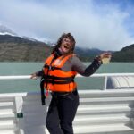 Pamela Leiva Instagram - Hoy en el #TBT cuando fui a la patagonia animar una maratón a finales del 2021 y me regale un paseo al Glaciar Grey y en esa época se usaban full mascarilllas, Pero yo en aquella época encontré la forma de evadirla en la cubierta del Barco🤣🤣🤣🤣🤣🤣🤣. Volveré… ♥️. . Si quieren saber cuál maratón anime yo por si no me creen fue la @patagoniarunfest